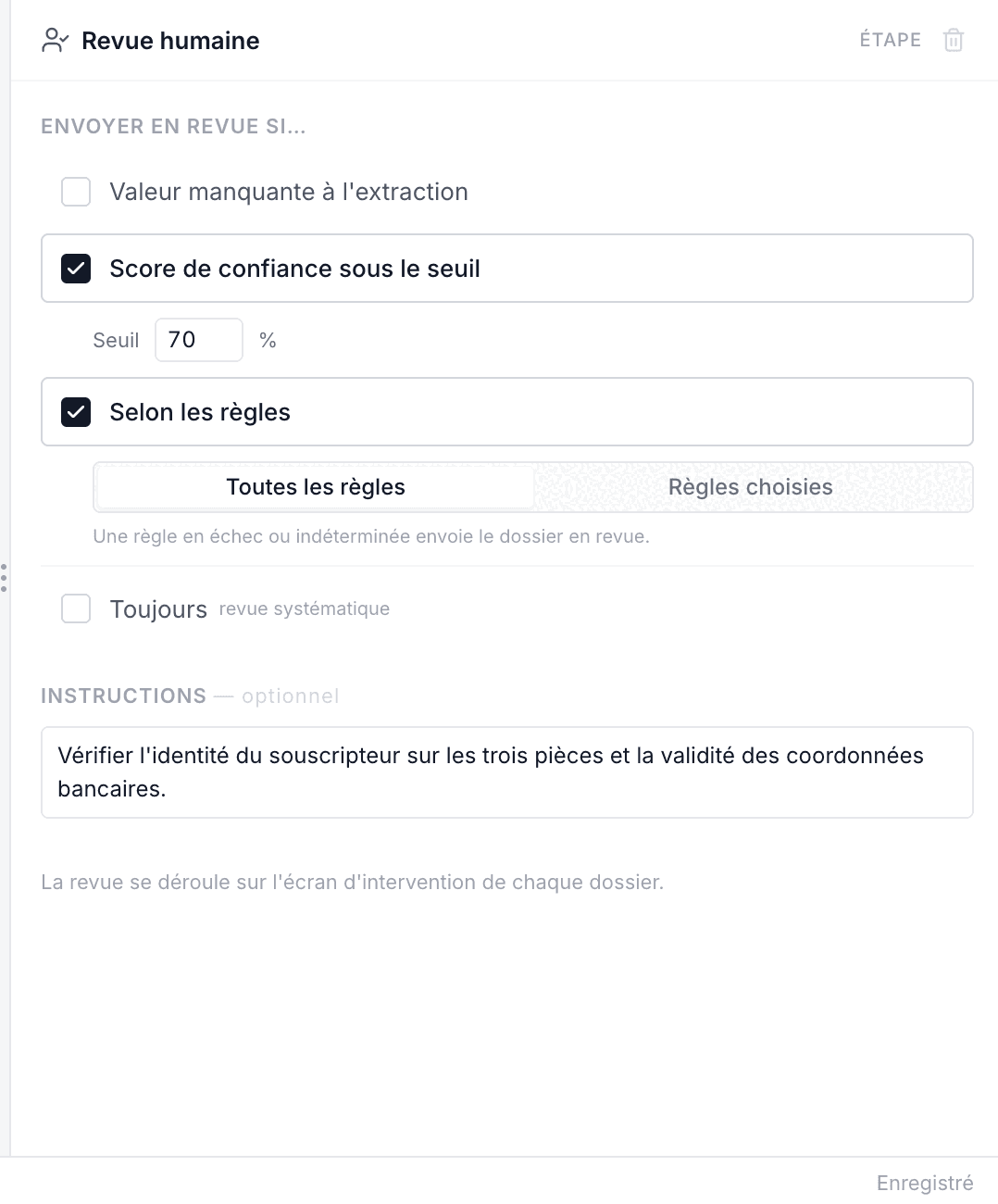 Les conditions qui envoient un dossier en revue : une valeur manquante, un score de confiance sous le seuil réglable, une règle en échec, ou la revue systématique.