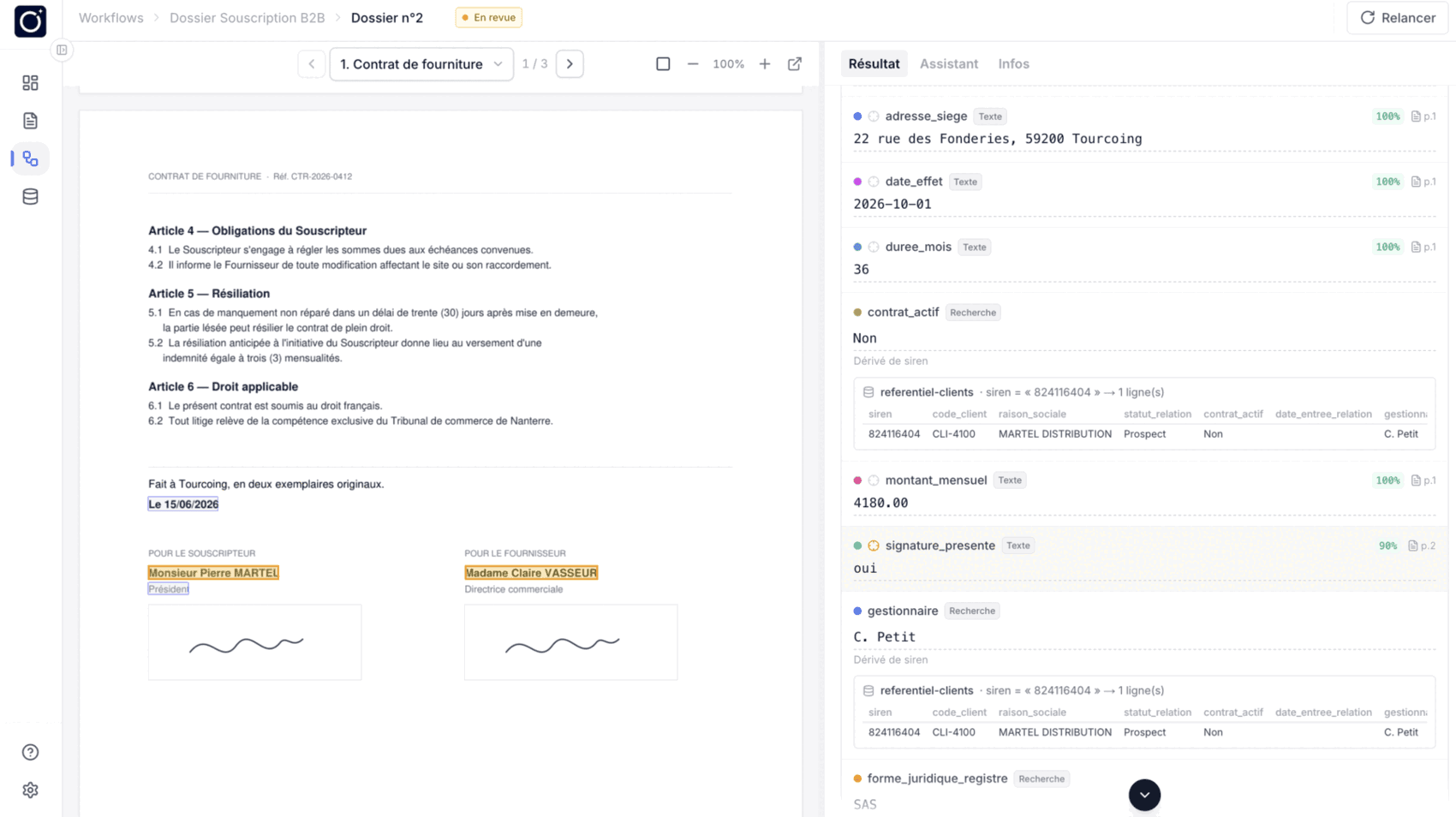 Un dossier ouvert en revue : à gauche le contrat, les valeurs lues encadrées à l'endroit où elles figurent ; à droite la liste des champs avec leur score et leur page d'origine, et sous deux d'entre eux la ligne rapportée du référentiel client qui les a renseignés.