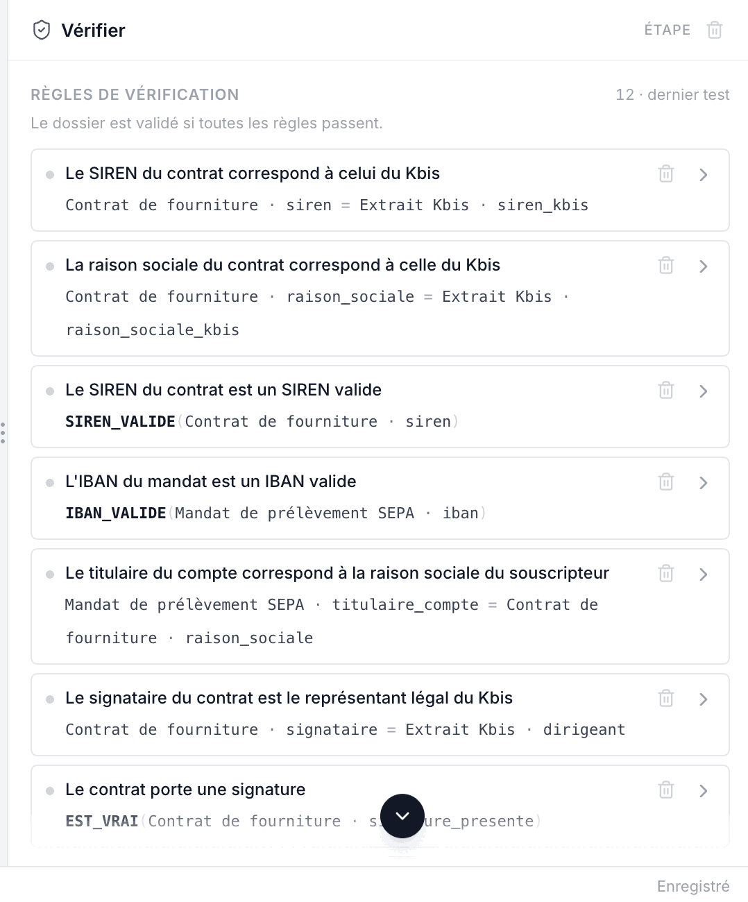 Les douze règles de vérification du dossier, chacune écrite en clair au-dessus de sa formule : concordances entre deux pièces, validité d'un SIREN, validité d'un IBAN, présence d'une signature.