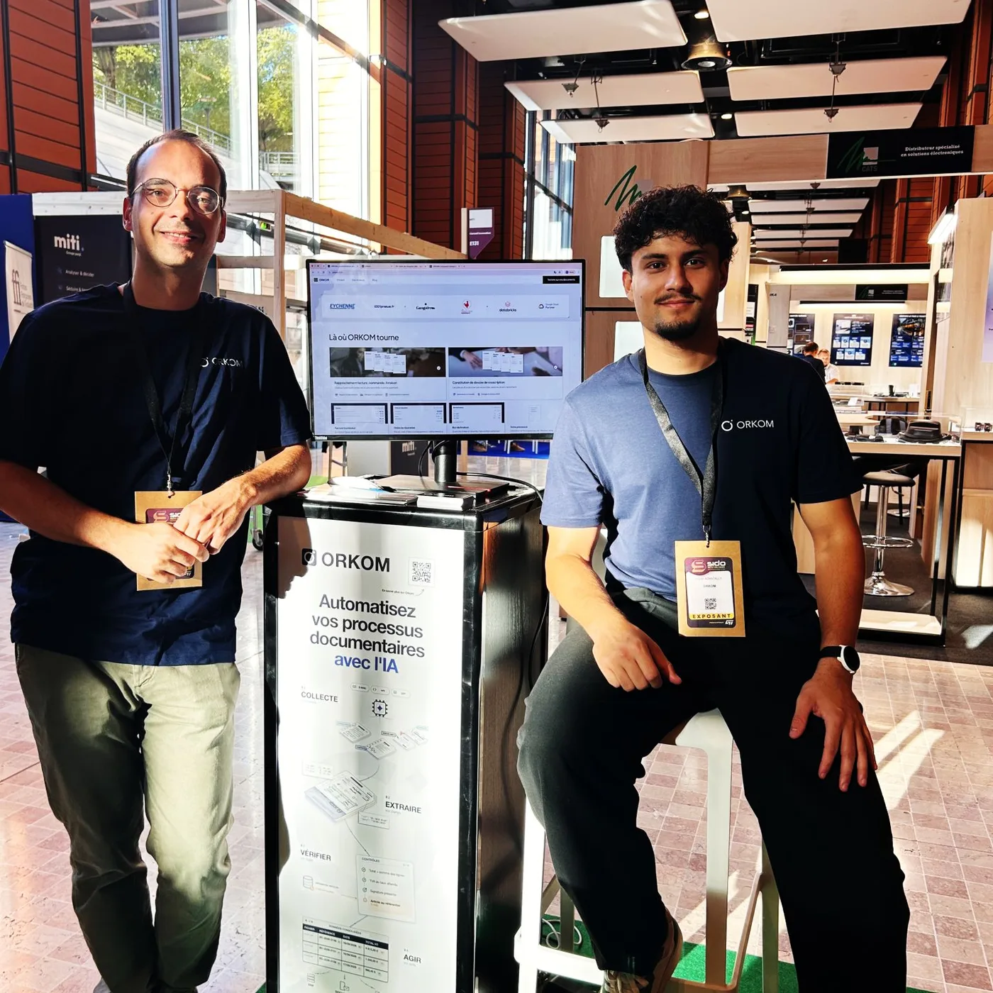 Antoine Degoy et Rayan Azmatally, co-fondateurs d'ORKOM, sur le stand ORKOM au SIDO Lyon