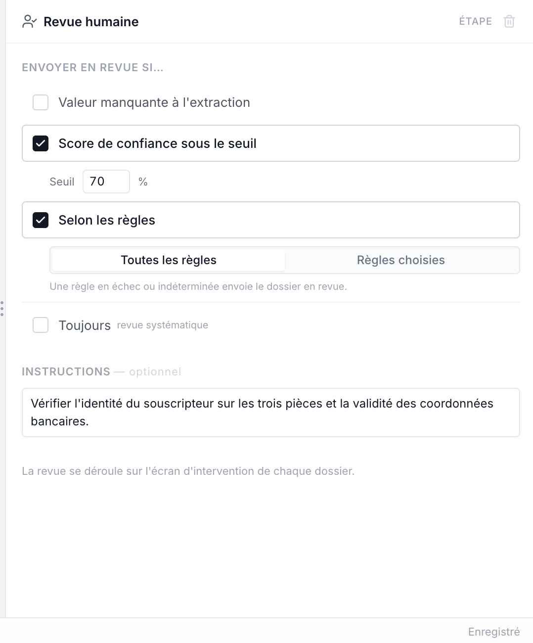 Les conditions qui envoient un dossier en revue : une valeur manquante, un score de confiance sous le seuil réglable, une règle en échec, ou la revue systématique.