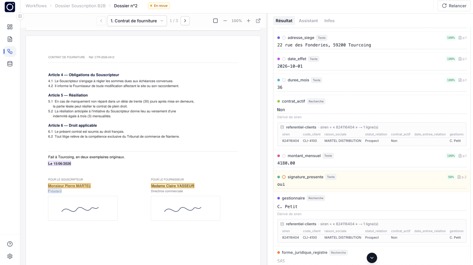 Un dossier ouvert en revue : à gauche le contrat, les valeurs lues encadrées à l'endroit où elles figurent ; à droite la liste des champs avec leur score et leur page d'origine, et sous deux d'entre eux la ligne rapportée du référentiel client qui les a renseignés.