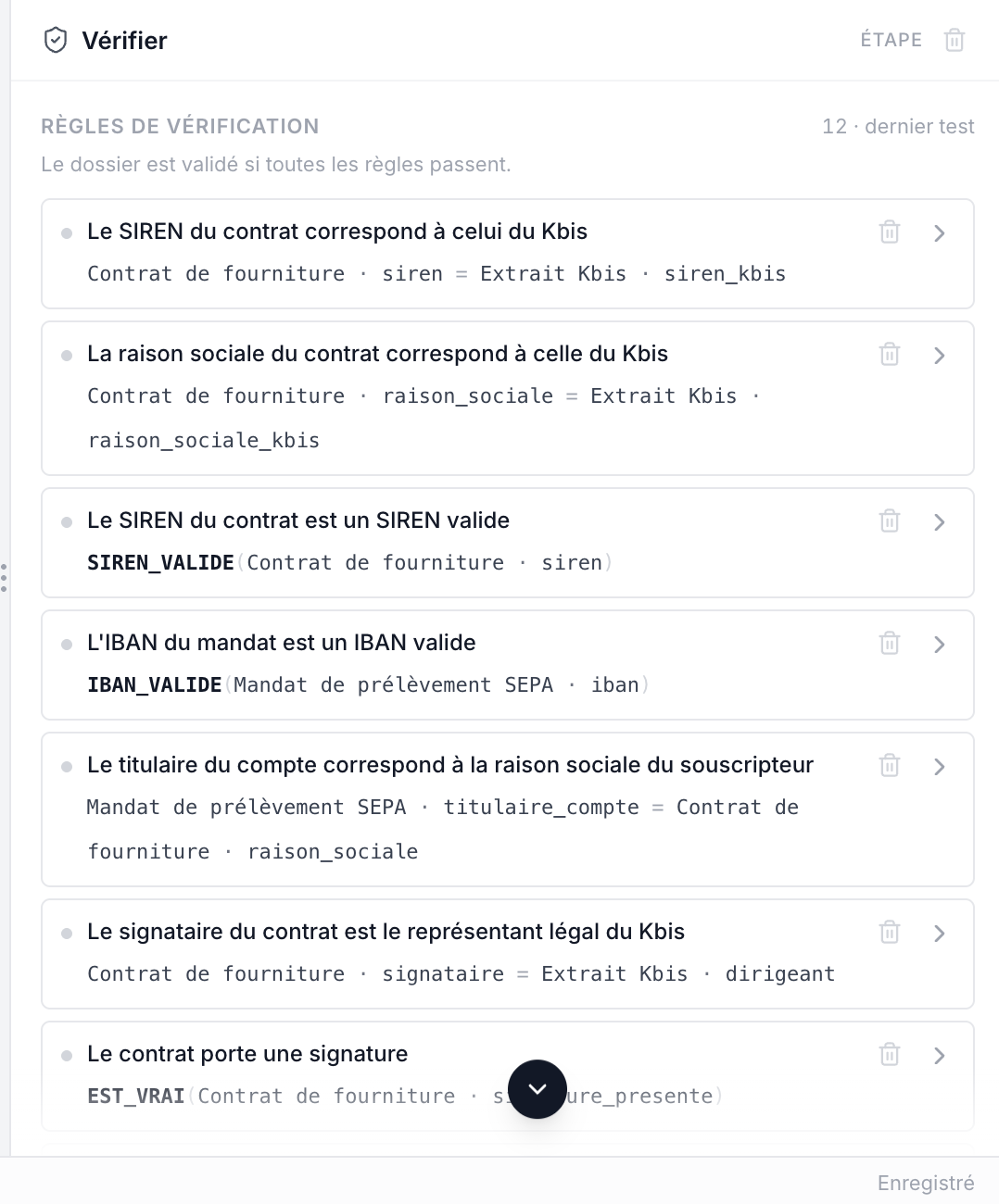 Les douze règles de vérification du dossier, chacune écrite en clair au-dessus de sa formule : concordances entre deux pièces, validité d'un SIREN, validité d'un IBAN, présence d'une signature.
